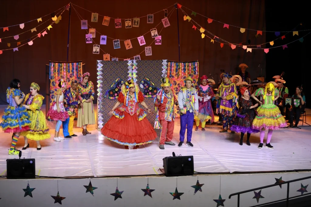 O Rei pedindo a orquestra real que toque forró bem agitado e todos os convidados e membros da corte ao redor