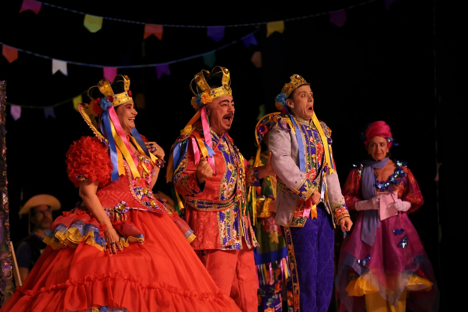 Rainha, Rei e Príncipe recebendo os convidados do baile. Ao fundo está a Fada Dinha e os músicos da orquestra real